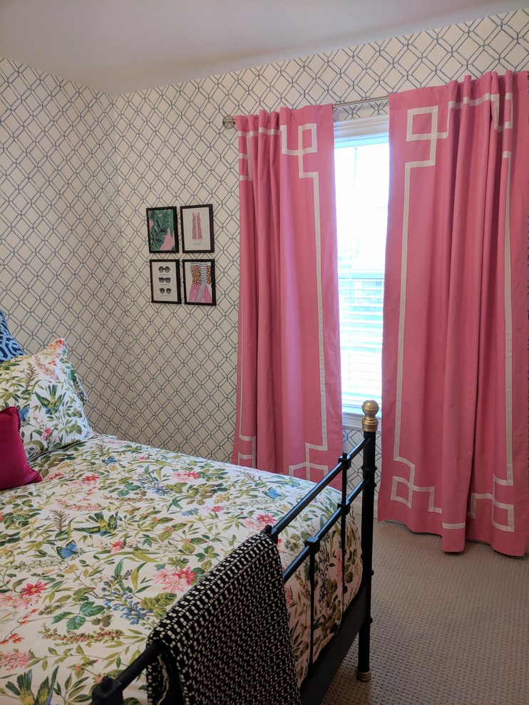 Ejemplo de habitación de invitados retro con paredes azules, moqueta y suelo beige