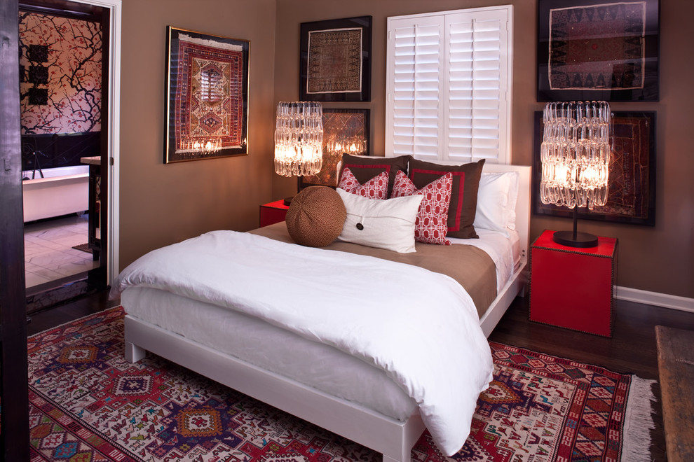 Immagine di una camera da letto classica con pareti marroni e parquet scuro