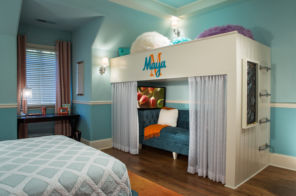 アトランタにある広いトランジショナルスタイルのおしゃれな寝室 (青い壁、無垢フローリング、茶色い床)
