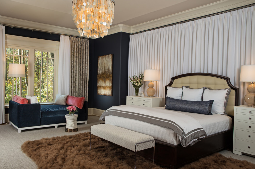 Ejemplo de dormitorio principal clásico renovado grande con paredes azules, suelo de madera en tonos medios, todas las chimeneas, marco de chimenea de piedra y suelo marrón
