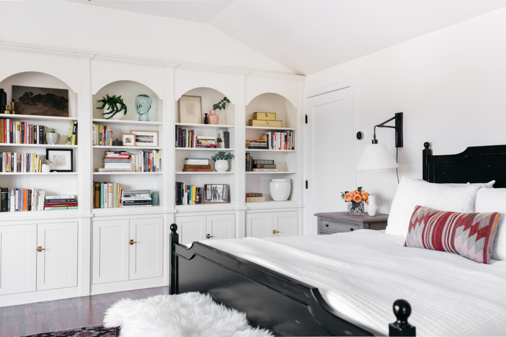 На фото: хозяйская спальня в стиле неоклассика (современная классика) с белыми стенами, темным паркетным полом и коричневым полом с