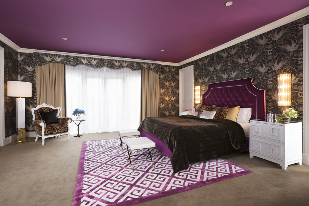 Стильный дизайн: огромная хозяйская спальня в стиле фьюжн с коричневыми стенами, ковровым покрытием и коричневым полом без камина - последний тренд