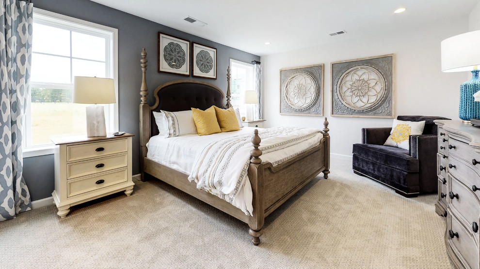 Foto de dormitorio de estilo de casa de campo con paredes blancas, moqueta y suelo beige