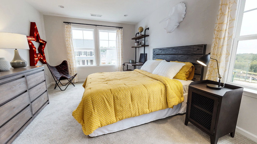 Idéer för att renovera ett lantligt sovrum, med beige väggar, heltäckningsmatta och beiget golv