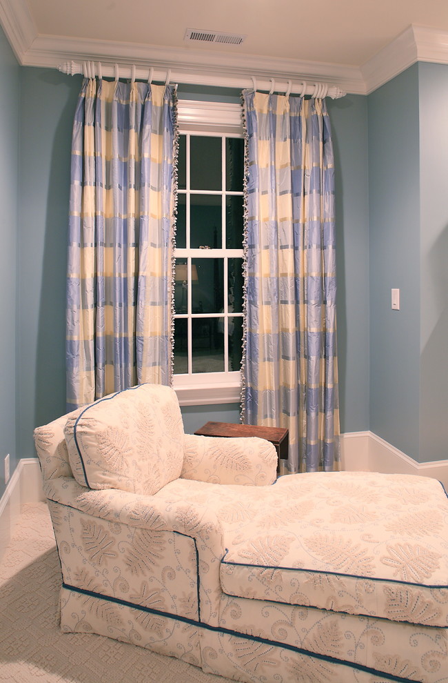 На фото: большая хозяйская спальня в классическом стиле с синими стенами и ковровым покрытием