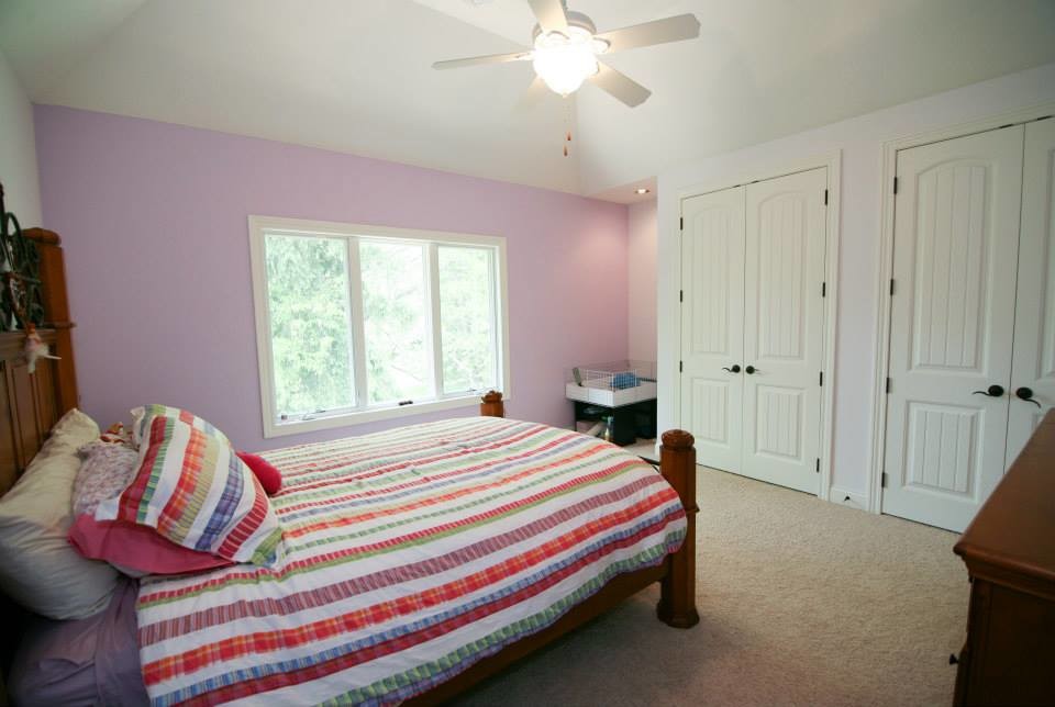 Idee per una grande camera degli ospiti tradizionale con pareti viola e moquette