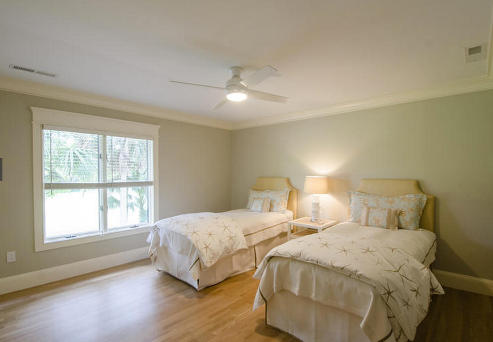 Стильный дизайн: большая гостевая спальня (комната для гостей) в морском стиле с серыми стенами и светлым паркетным полом - последний тренд