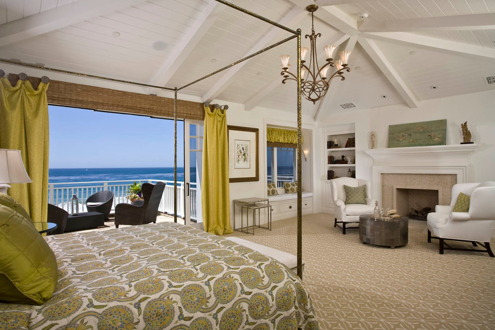 Идея дизайна: спальня в морском стиле с белыми стенами, ковровым покрытием и стандартным камином