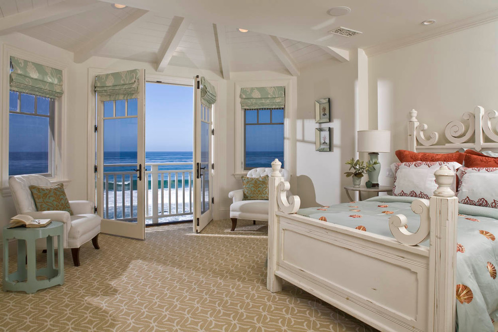 Immagine di una camera da letto costiera con pareti bianche e moquette