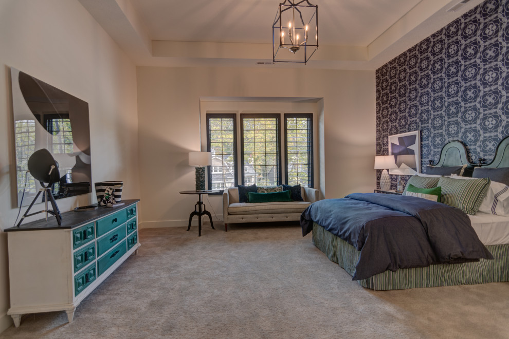 На фото: гостевая спальня среднего размера, (комната для гостей) в современном стиле с белыми стенами, ковровым покрытием и серым полом