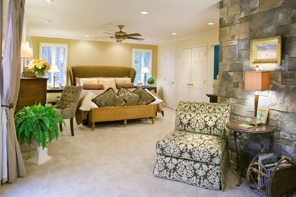 Ejemplo de dormitorio principal tradicional grande sin chimenea con paredes beige y moqueta