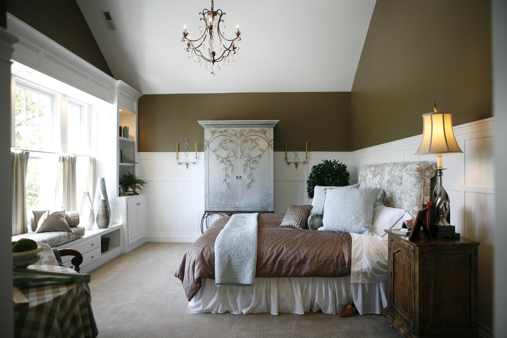 На фото: гостевая спальня (комната для гостей) в стиле неоклассика (современная классика) с коричневыми стенами и ковровым покрытием с