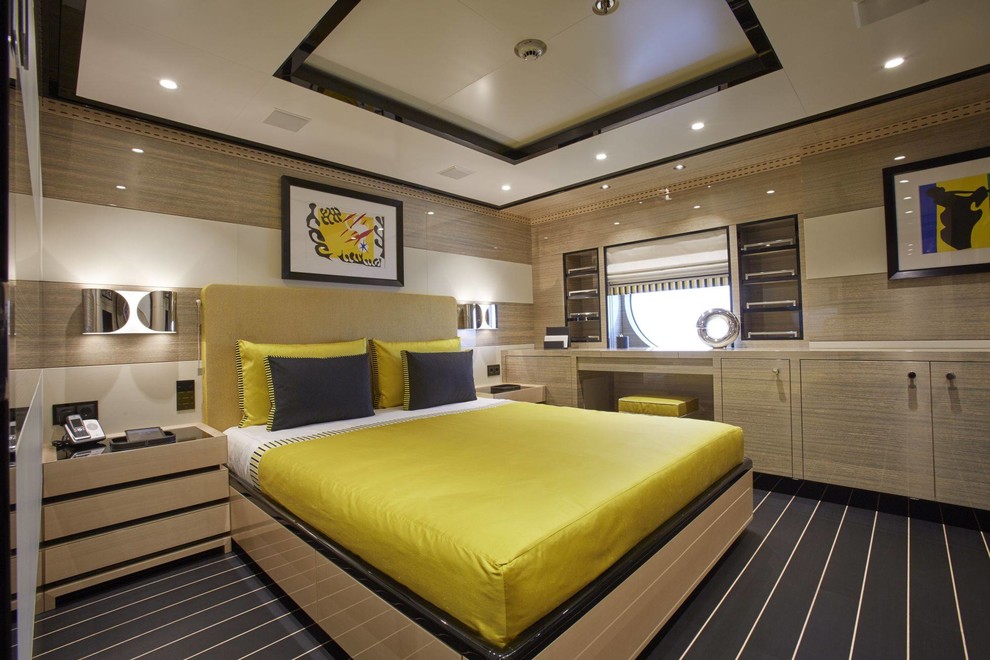 Источник вдохновения для домашнего уюта: гостевая спальня среднего размера, (комната для гостей) в стиле модернизм с бежевыми стенами, ковровым покрытием и разноцветным полом без камина