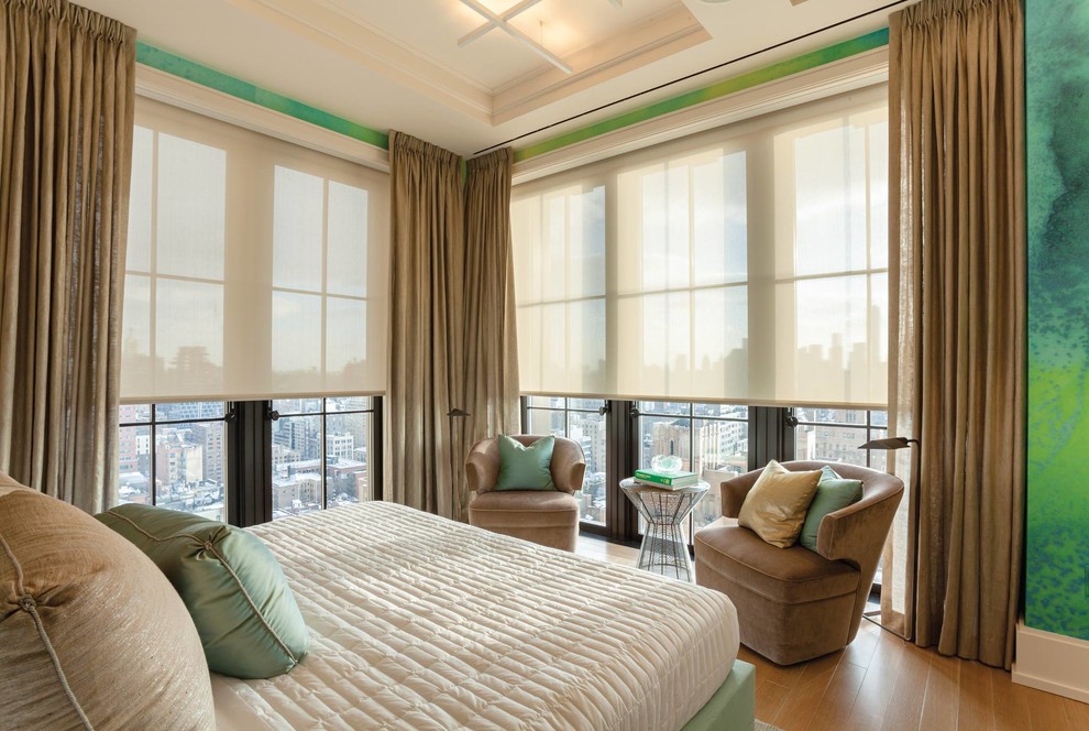 Mittelgroßes Modernes Hauptschlafzimmer ohne Kamin mit grüner Wandfarbe, hellem Holzboden und braunem Boden in Bridgeport