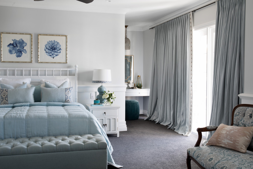 ブリスベンにある広いトランジショナルスタイルのおしゃれな主寝室 (グレーの壁、カーペット敷き、グレーの床)