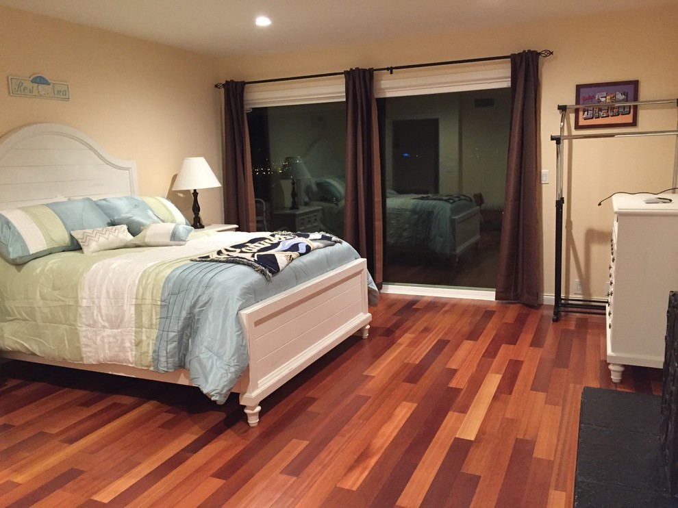 Großes Klassisches Gästezimmer mit beiger Wandfarbe und braunem Holzboden in San Diego