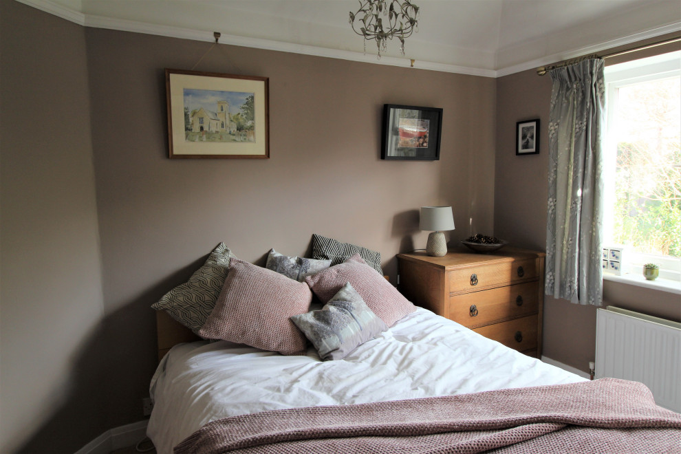 На фото: гостевая спальня среднего размера, (комната для гостей) в классическом стиле с розовыми стенами