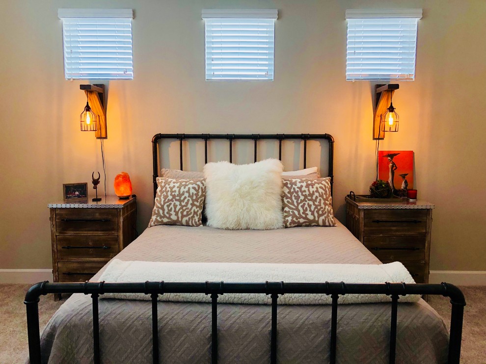 Imagen de dormitorio principal clásico renovado de tamaño medio sin chimenea con paredes grises, moqueta y suelo beige