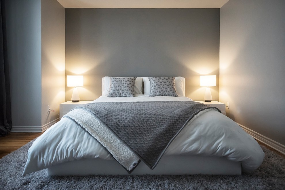 Idee per una camera matrimoniale minimalista di medie dimensioni con pareti grigie e moquette