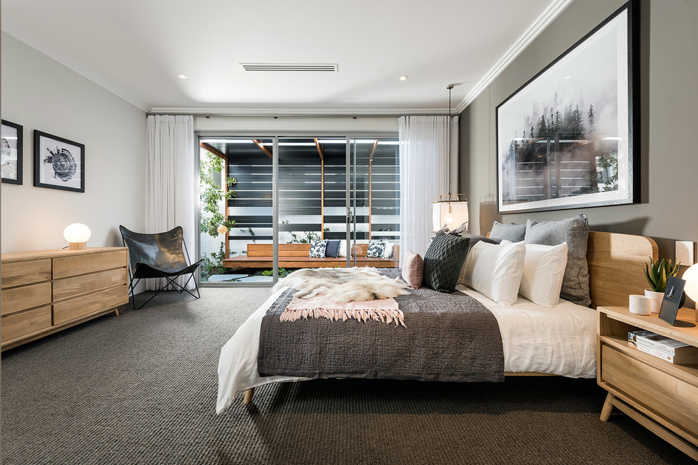Пример оригинального дизайна: хозяйская спальня в современном стиле с серыми стенами, ковровым покрытием и серым полом
