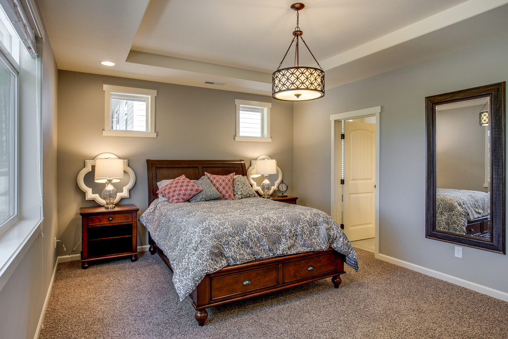 Стильный дизайн: гостевая спальня среднего размера, (комната для гостей) в современном стиле с серыми стенами, ковровым покрытием и бежевым полом без камина - последний тренд