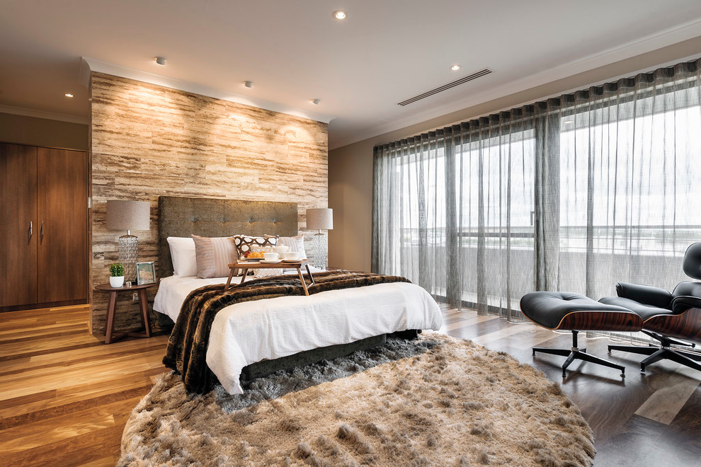 Modelo de dormitorio principal actual con paredes grises y suelo de madera en tonos medios