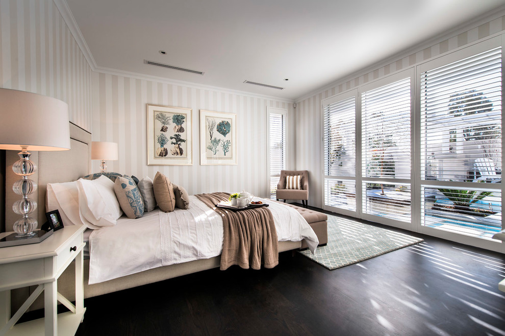 Modelo de dormitorio clásico renovado sin chimenea con paredes multicolor y suelo de madera oscura