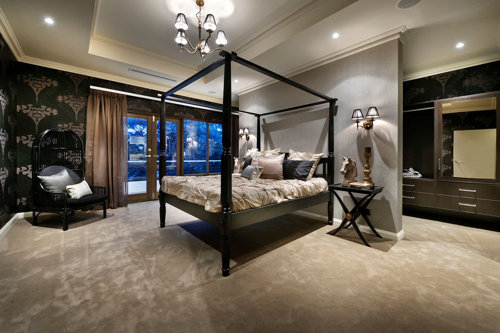 Идея дизайна: большая хозяйская спальня в современном стиле с разноцветными стенами и ковровым покрытием без камина