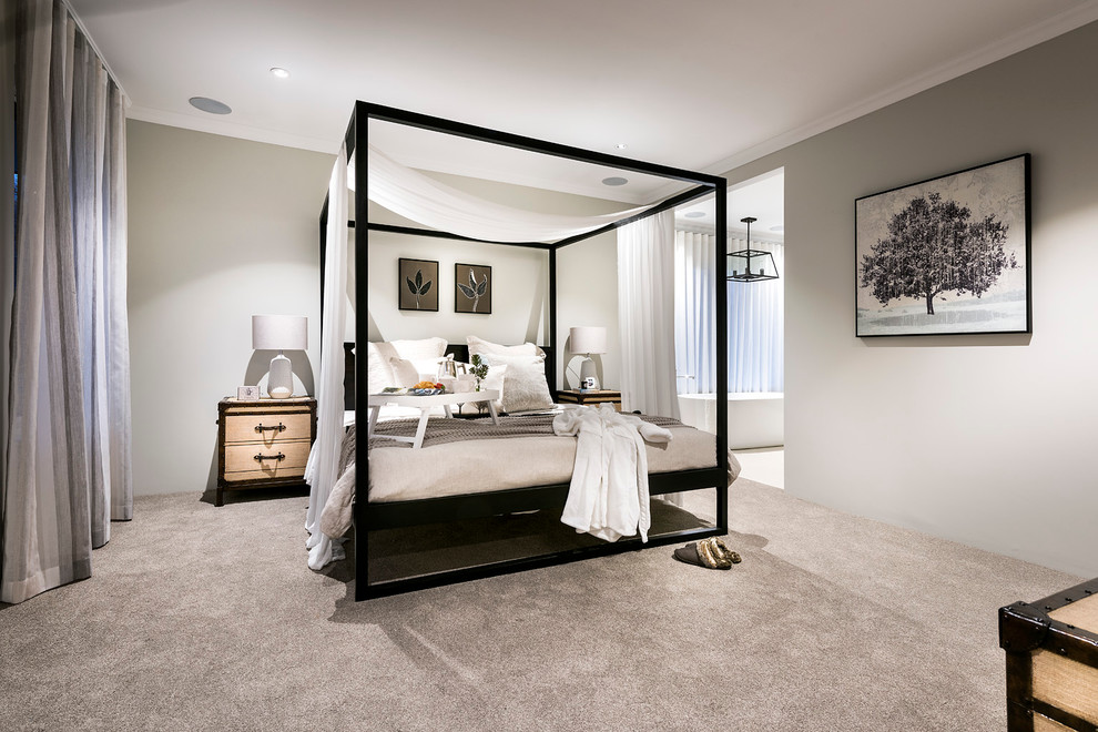 На фото: большая спальня в стиле неоклассика (современная классика) с серыми стенами и ковровым покрытием с