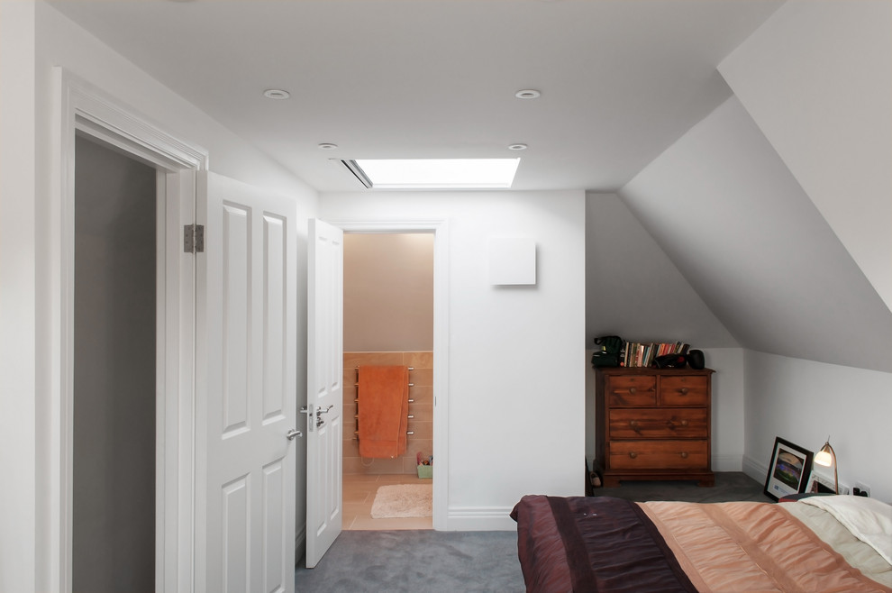 Esempio di una piccola camera degli ospiti contemporanea con pareti bianche, moquette e pavimento grigio