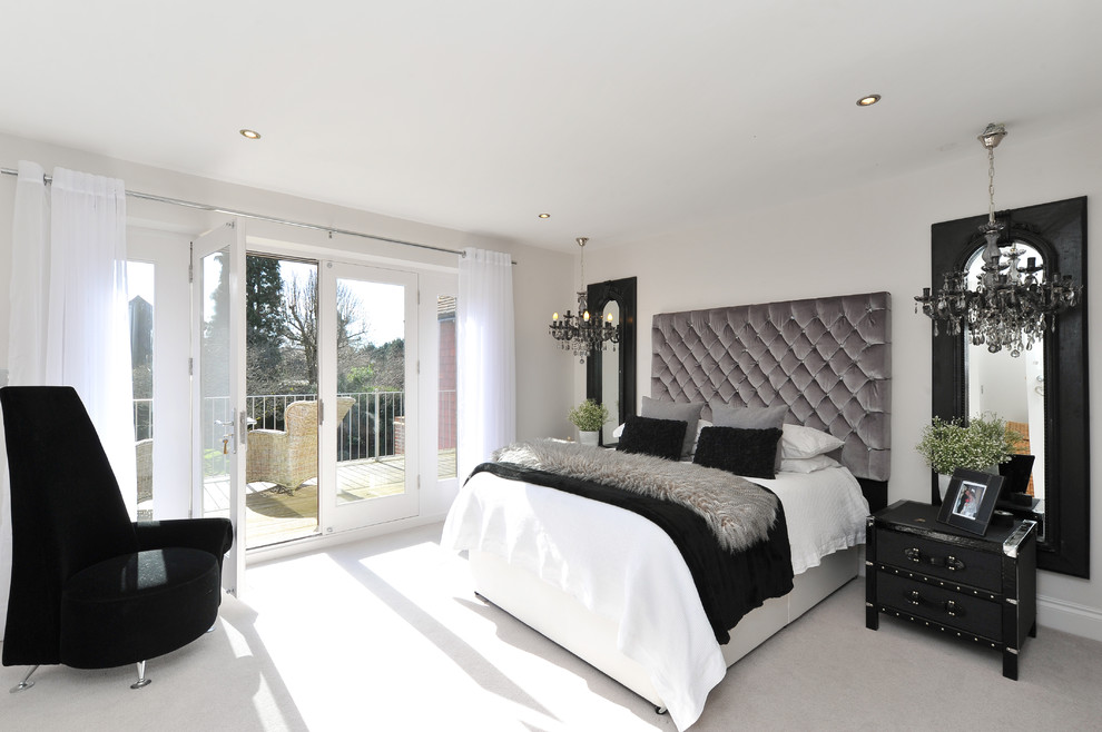 Modernes Gästezimmer mit weißer Wandfarbe und Teppichboden in Surrey