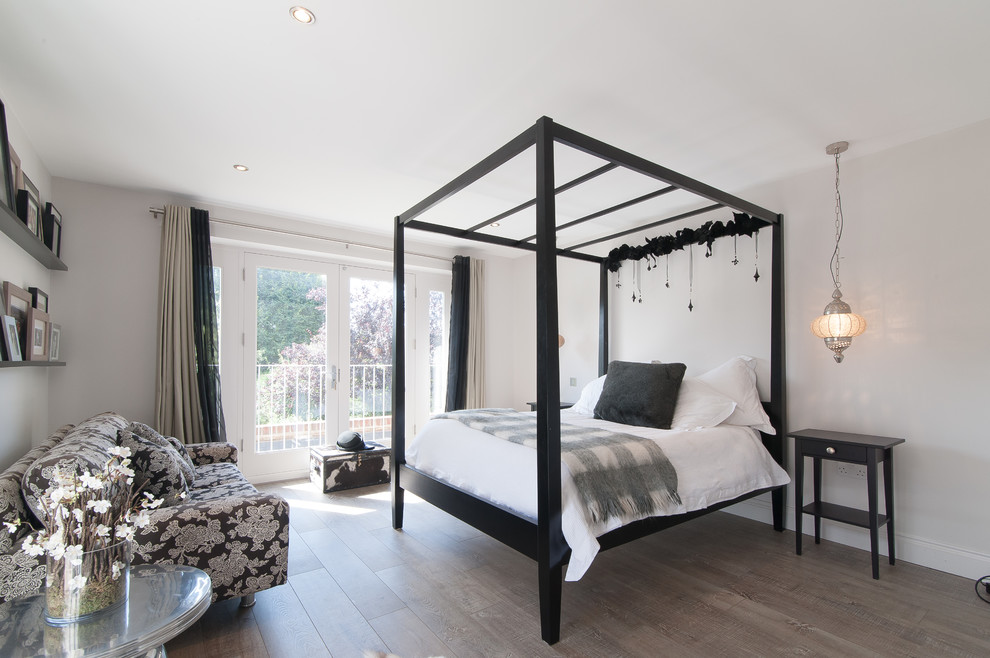 На фото: спальня в стиле неоклассика (современная классика) с белыми стенами и темным паркетным полом