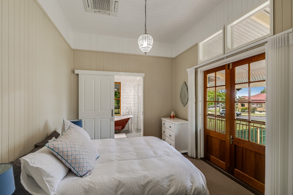 Idéer för ett klassiskt sovrum, med beige väggar, heltäckningsmatta och brunt golv