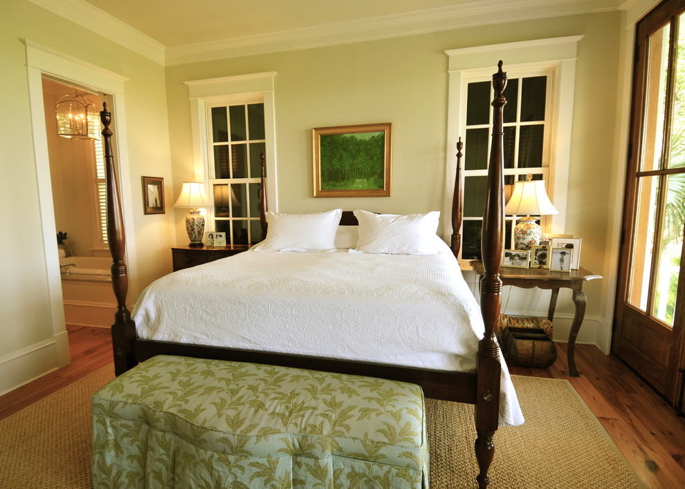 Modelo de dormitorio clásico con paredes beige y suelo de madera en tonos medios