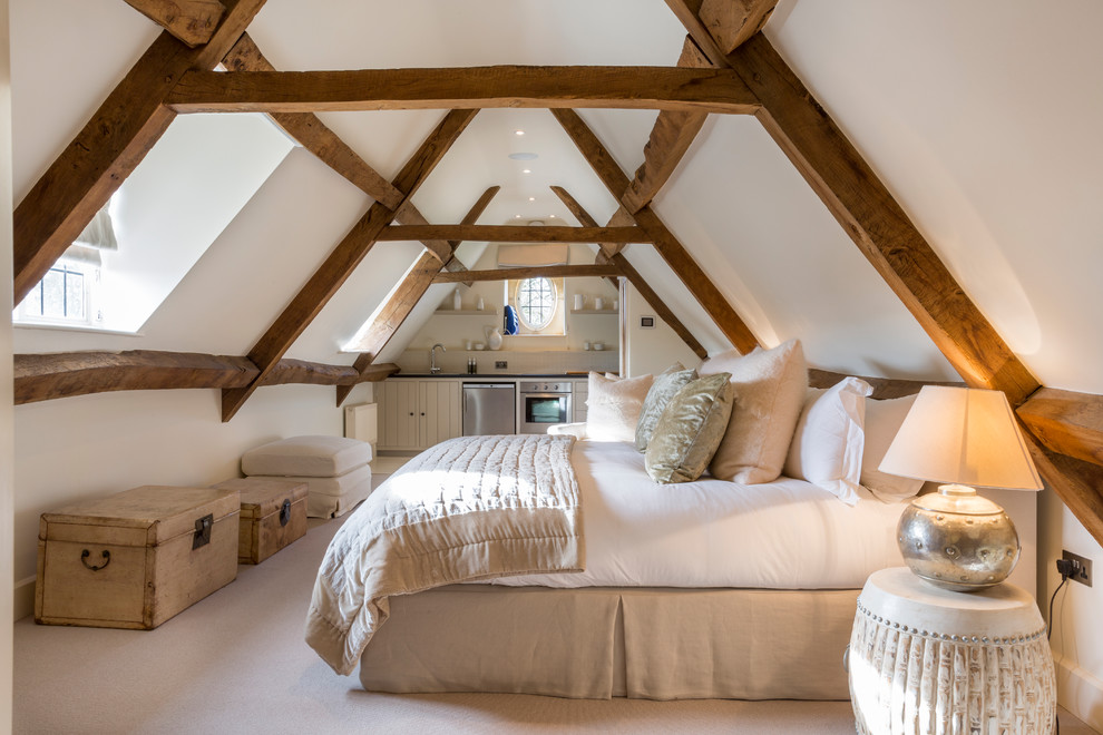 Foto de habitación de invitados campestre de tamaño medio sin chimenea con paredes blancas, moqueta y suelo beige