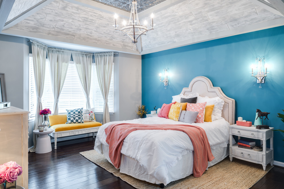 Diseño de dormitorio clásico renovado con paredes azules y suelo de madera oscura