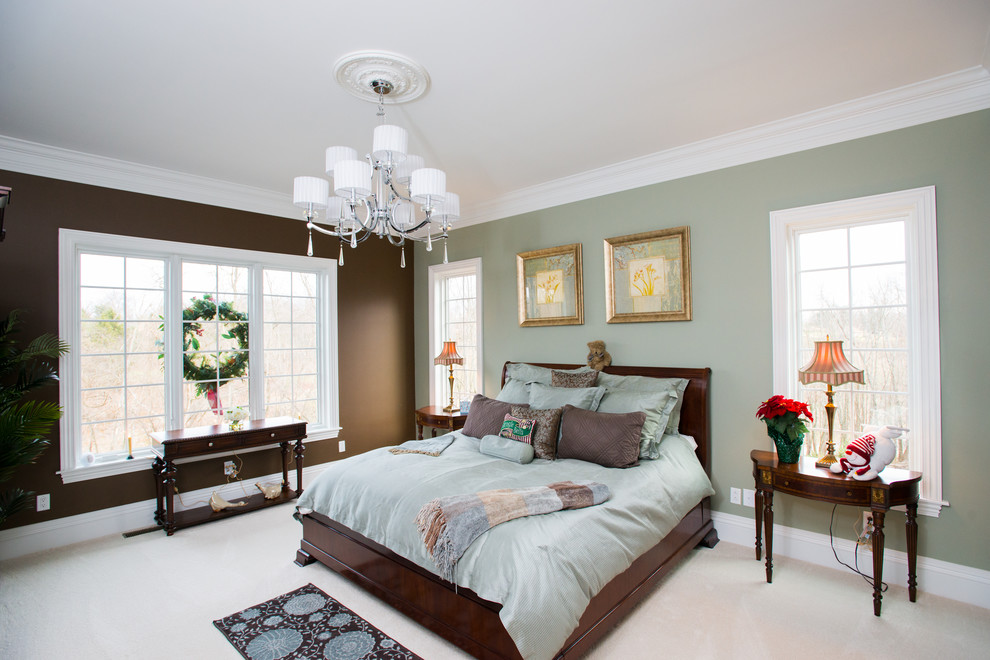 Стильный дизайн: большая хозяйская спальня в классическом стиле с серыми стенами, ковровым покрытием и бежевым полом без камина - последний тренд