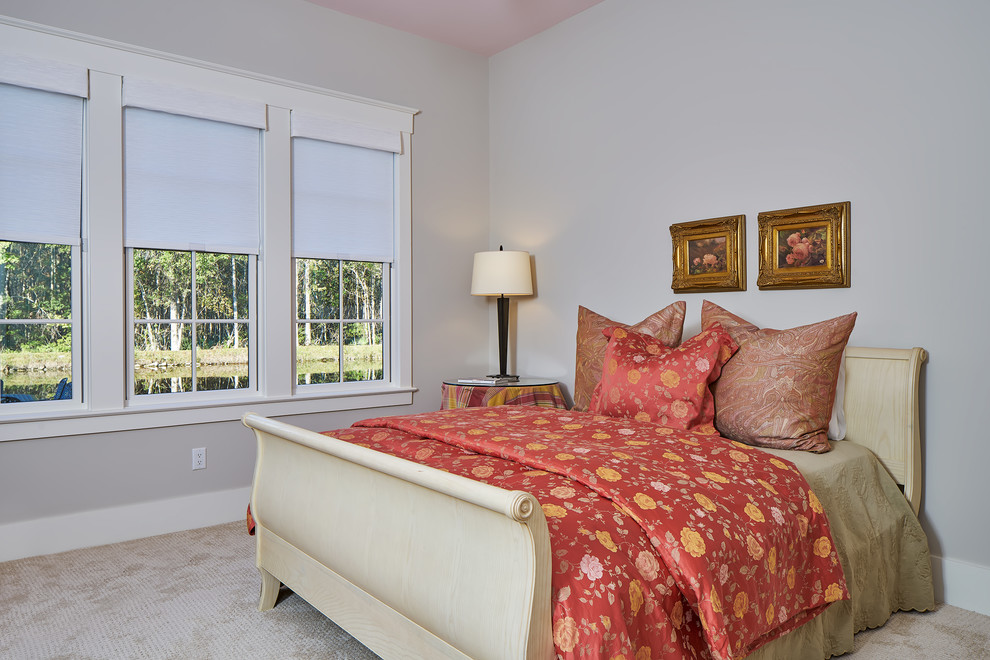 Modelo de habitación de invitados clásica renovada de tamaño medio sin chimenea con paredes grises y moqueta