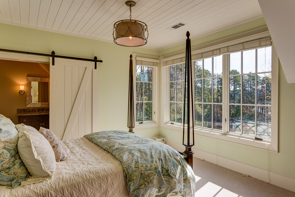 Diseño de habitación de invitados costera de tamaño medio sin chimenea con paredes verdes y moqueta