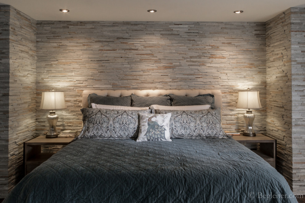 Imagen de dormitorio principal tradicional renovado de tamaño medio con paredes blancas, suelo de madera oscura y marco de chimenea de piedra