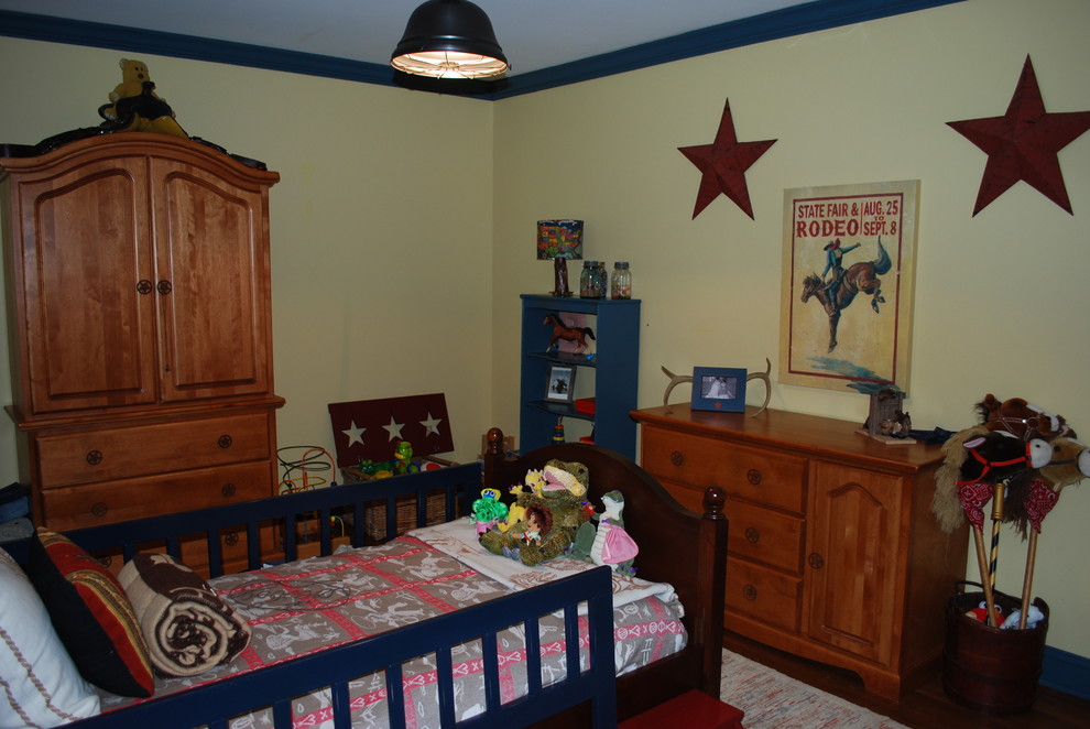 Foto de dormitorio tradicional de tamaño medio con paredes amarillas y suelo de madera en tonos medios