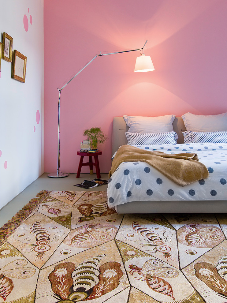 Diseño de dormitorio contemporáneo con paredes rosas, suelo de cemento y suelo gris