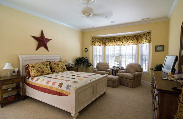 Diseño de dormitorio principal clásico grande sin chimenea con paredes amarillas, moqueta y suelo beige