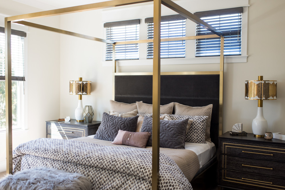 Immagine di una camera degli ospiti minimal di medie dimensioni con pareti bianche, moquette, nessun camino e pavimento marrone
