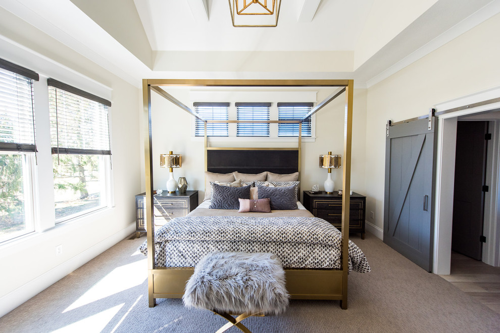 Ejemplo de dormitorio principal tradicional renovado de tamaño medio sin chimenea con paredes beige, moqueta y suelo marrón