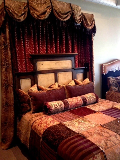 Esempio di una camera da letto rustica