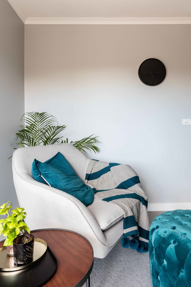 Imagen de habitación de invitados moderna pequeña con paredes grises, moqueta y suelo gris