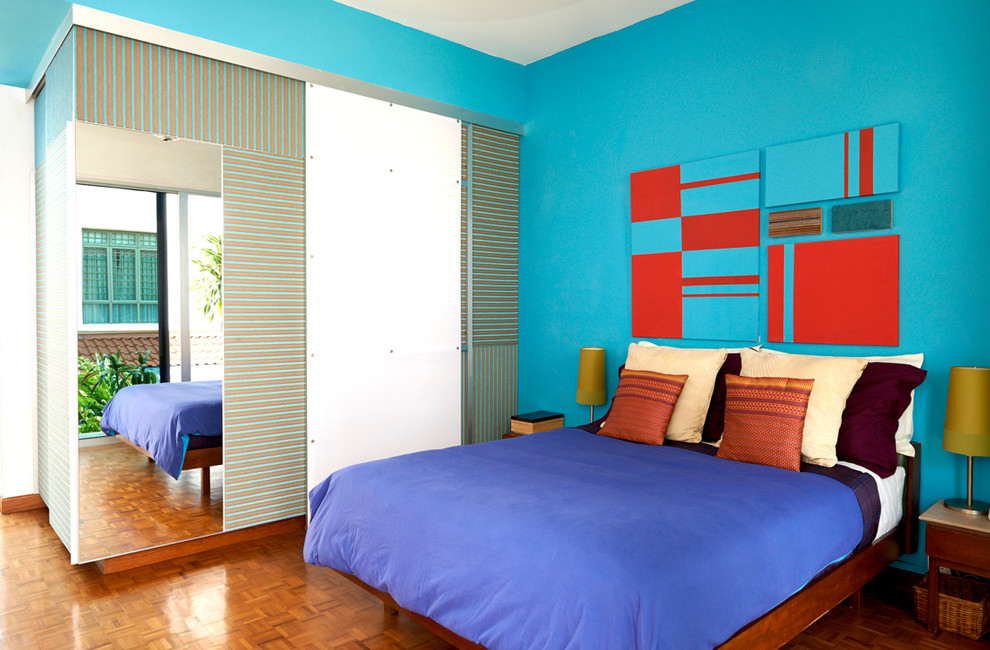 Свежая идея для дизайна: спальня в современном стиле с синими стенами и паркетным полом среднего тона - отличное фото интерьера