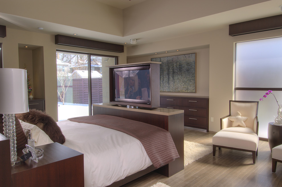 トロントにある広いコンテンポラリースタイルのおしゃれな主寝室 (茶色い壁、磁器タイルの床、茶色い床)