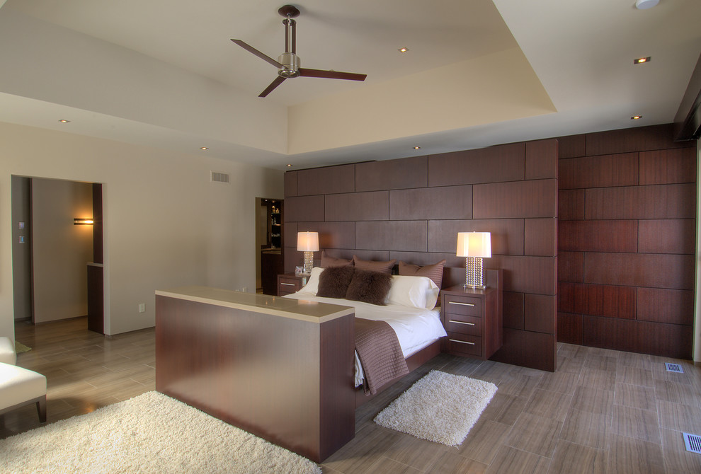 Стильный дизайн: большая хозяйская спальня в современном стиле с коричневыми стенами, полом из керамогранита и коричневым полом - последний тренд